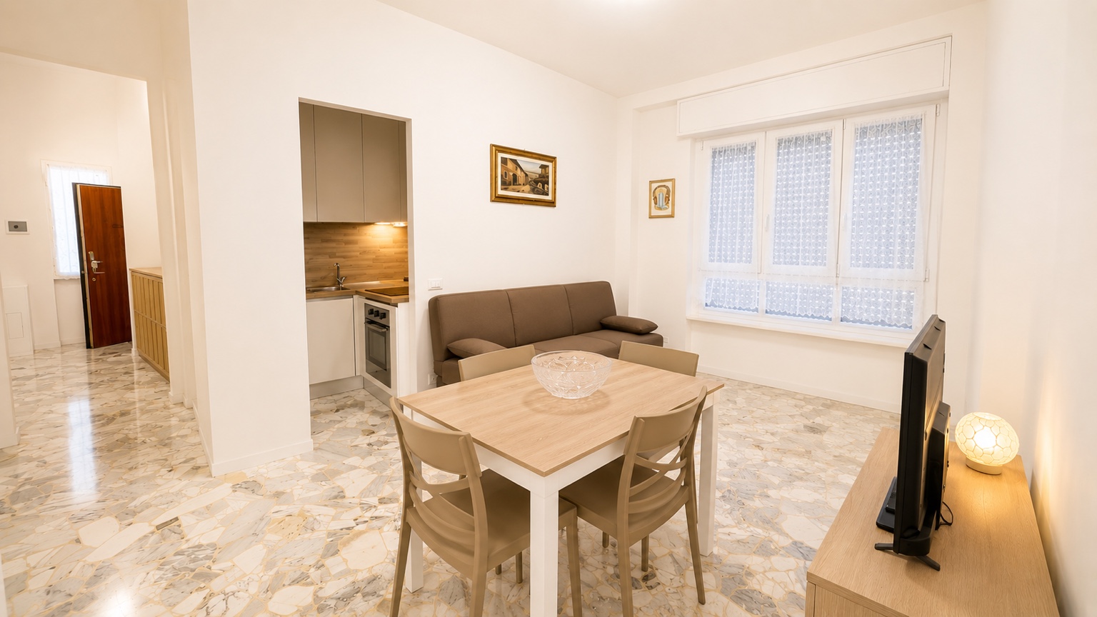 Zona giorno luminosa con cucina e sala da pranzo